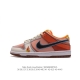 耐克 Nike Dunk Low 运动鞋复古板鞋，尽情迈步，彰显个性风采。采用柔软皮革鞋面，经久耐穿，塑就如元年款 Dunk 般的复古质感。全掌型橡胶外底，造就
