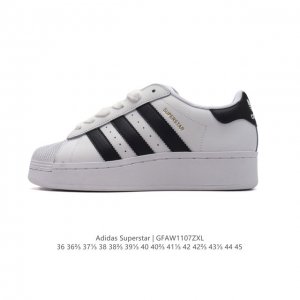 阿迪达斯 ADIDAS SUPERSTAR 三叶草经典贝壳头系列 新款休闲板鞋潮流男女士运动鞋 。鞋面柔软皮革材质 标志性的贝壳鞋头，锯齿三条纹，简约的线条。就