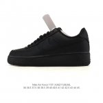 耐克 Nike Air Force 1 '07 Low 空军一号含气垫 低帮百搭厚底增高休闲运动板鞋。柔软、弹性十足的缓震性能和出色的中底设计，横跨复古与现代的