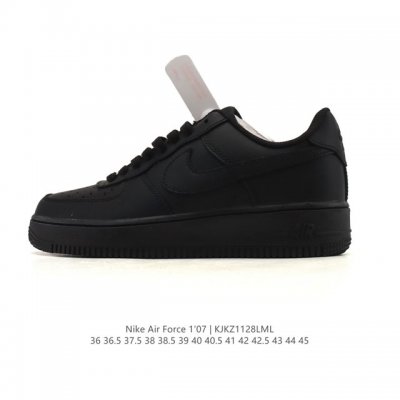 耐克 Nike Air Force 1 '07 Low 空军一号含气垫 低帮百搭厚底增高休闲运动板鞋。柔软、弹性十足的缓震性能和出色的中底设计，横跨复古与现代的