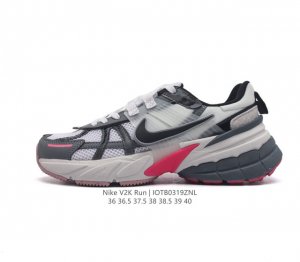 公司级 Nike 耐克 V2K Run 减震防滑 复古低帮跑步鞋 超火复古跑鞋 采用太空革组合呼吸网眼布鞋面材质 搭载正确4层组合底模 嵌入tpu加固稳定模块,