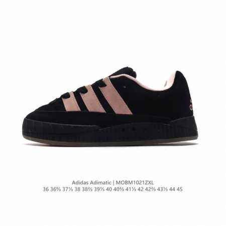 阿迪达斯 Adidas Adimatic 马蒂奇系列低帮复古鲨鱼面包鞋运动休闲滑板板鞋。整个鞋面由牛皮革制成，搭配品牌标志性大尺寸三条纹 Logo，超宽鞋带作为 - 点击图像关闭