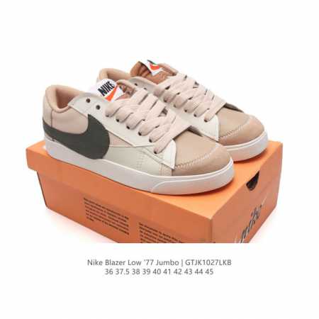 耐克 Nike Blazer Low '77 Jumbo 运动鞋，抓地板鞋，革新重塑经典街头人气鞋款，采用人气传统外观，巧搭大号耐克勾勾设计和宽大鞋带。柔软泡绵 - 点击图像关闭