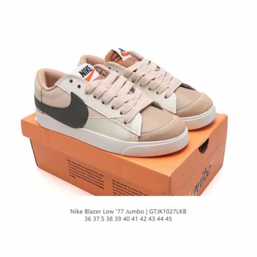 耐克 Nike Blazer Low '77 Jumbo 运动鞋，抓地板鞋，革新重塑经典街头人气鞋款，采用人气传统外观，巧搭大号耐克勾勾设计和宽大鞋带。柔软泡绵