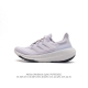 阿迪达斯 .老爹鞋 全新adidas Ultra Light Boost 系列超轻升级，10周年新一代缓震运动跑鞋。在阿迪达斯boost跑鞋面世十周年之际，阿迪