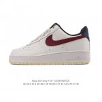 耐克 Nike Air Force 1 '07 Low 空军一号含气垫 低帮百搭厚底增高休闲运动板鞋。柔软、弹性十足的缓震性能和出色的中底设计，横跨复古与现代的