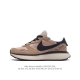 耐克 Nike Phoenix Waffle 复古运动跑步鞋 厚底增高老爹鞋。Nike Phoenix Waffle 以更现代的视角展现了 Swoosh 的跑步