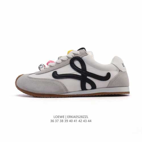 loewe 罗意威 Ballet Runner 皮革织物拼接 简约圆头 系带 低帮 运动休闲鞋这双鞋是Loewe新发布的Ballet Runner 2.0 被誉