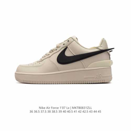 耐克 空军一号 Af1 低帮休闲板鞋 Ambush X Nk Air Force 7 Low Sp 空军一号联名标志性的swoosh延伸至鞋跟之外，鞋舌和鞋垫上