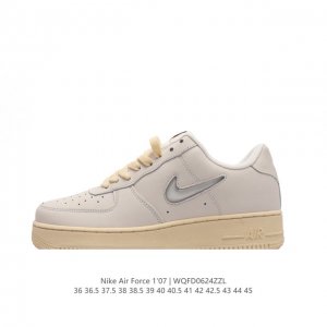 耐克 Nike Air Force 1 '07 Low 空军一号含气垫 低帮百搭厚底增高休闲运动板鞋。柔软、弹性十足的缓震性能和出色的中底设计，横跨复古与现代的
