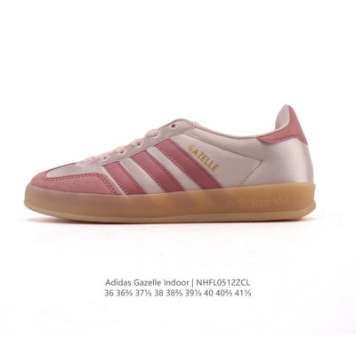 阿迪达斯 Adidas Originals Gazelle Indoor复古三叶草防滑透明橡胶板鞋经典运动鞋。这款经典鞋,忠于原版设计,缀撞色三条纹和鞋跟饰片。