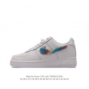 耐克 Nike Air Force 1 '07 Low 空军一号含气垫 低帮百搭厚底增高休闲运动板鞋。柔软、弹性十足的缓震性能和出色的中底设计，横跨复古与现代的