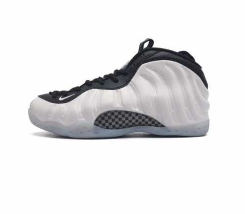 耐克nike Air Foamposite One 时尚运动鞋潮篮球鞋 是一双内场的后卫战靴 97年1月份首期发行 使用foamposite一次成型的喷塑鞋面