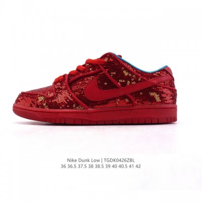 公司级 耐克Nike Dunk Low 板鞋 Sb系列 亮片鞋面 2025年新款红色 印花鞋面 经典百搭休闲运动板鞋加厚鞋舌的填充，使舒适性大大提升，同时也更方