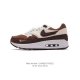 Nike Air Max 1 耐克 气垫 缓震 耐磨运动鞋。鞋身材质均选择皮革 织物 麂皮多种材质覆盖 保证质感的前提下 层次感也相当不错，带有开窗式 Air