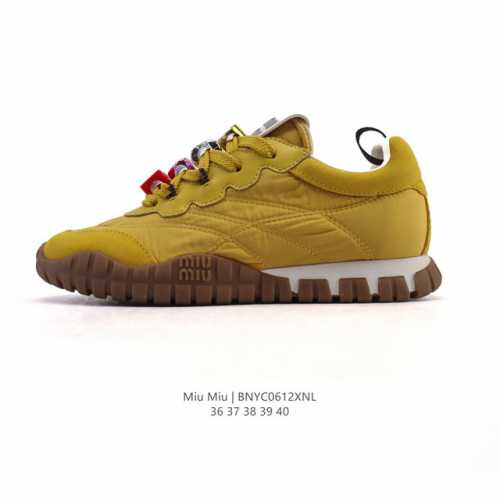 新款公司级 Miu Miu 女鞋 2025Ss 时尚潮柔软皮革织物拼接鞋面 休闲运动板鞋，所有细节都跟柜上一致：包括鞋面面料，刻印Logo，鞋底材质，楦头鞋型，