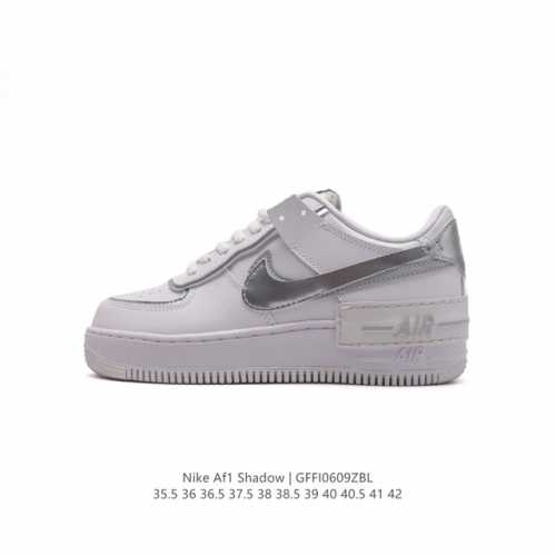 Nike 耐克低帮板鞋 空军一号 Af1马卡龙 Af1厚底增高百搭运动板鞋 Nike Air Force 1 “Shadow” 造型设计上与 Sacai X N