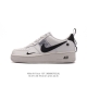 二层皮 耐克 Nike Air Force 1 '07 Low 空军一号含气垫 低帮百搭厚底增高休闲运动板鞋。柔软、弹性十足的缓震性能和出色的中底设计，横跨复古
