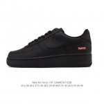 耐克 Nike Air Force 1 '07 Low 空军一号含气垫 低帮百搭厚底增高休闲运动板鞋。柔软、弹性十足的缓震性能和出色的中底设计，横跨复古与现代的