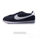 Nike Classic Cortez Nylon 耐克阿甘鞋男女子运动鞋。秉承元年款经典风格，糅合防水鞋面设计，令双足保持干爽舒适。防水锦纶鞋面强势抵御风雨侵