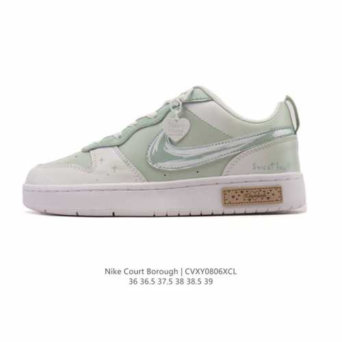 公司级 耐克 Nike 女子运动鞋 Court Borough Low 小空军低帮板鞋。1.其皮革材质的鞋面结合网眼鞋舌，在出众外观与质感的同时提供稳固支撑，并