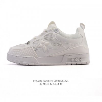 公司级 Lv Skate Sneaker 路易威登 2025年新款运动板鞋 闪钻 蛇年限定 春夏秀场初次亮相，此次以粒面牛皮革焕新呈现。加垫鞋领和鞋舌援引滑板鞋