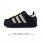 阿迪达斯 Adidas Superstar 三叶草经典贝壳头系列 新款休闲板鞋潮流男女士运动鞋 。鞋面柔软皮革材质 标志性的贝壳鞋头，锯齿三条纹，简约的线条。就