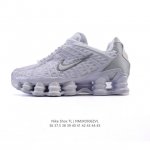 耐克 Nike Shox Tl 男女子运动鞋厚底增高老爹鞋，令机械力学缓震性能跃升新层次。采用透气网眼鞋面和全掌型 Nike Shox 技术，革新演绎经典 20