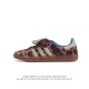 阿迪达斯 Adidas Wb Pony Tonal Samba 运动板鞋 经典三叶草与德训鞋结合 复古种草。2023年，是阿迪达斯samba之年。Samba系列