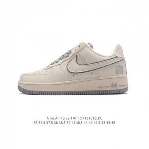 耐克 Nike Air Force 1 '07 Low 空军一号含气垫 小白鞋 低帮百搭厚底增高休闲运动板鞋。柔软、弹性十足的缓震性能和出色的中底设计，横跨复古