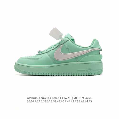 耐克 空军一号 Af1 低帮休闲板鞋 Ambush X Nk Air Force 7 Low Sp 空军一号联名标志性的swoosh延伸至鞋跟之外，鞋舌和鞋垫上