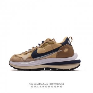 耐克 Sacai X Nike Vaporwaffle 华夫三代3.0 走秀重磅联名款运动鞋 。鞋款由pegasus与vaporfly两款鞋型的设计元素共同构建