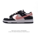 公司级 耐克 Nike Dunk Low Retro 运动鞋复古板鞋 解构绑带 双鞋带 2025年新款 蛇年限定 新年红鞋子。作为 80 年代经典篮球鞋款，起初