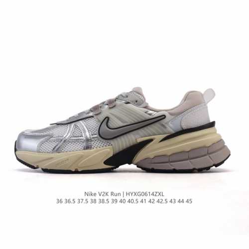 Nike 耐克 V2K Run 减震防滑 复古低帮运动跑步鞋 超火复古跑鞋，采用太空革组合呼吸网眼布鞋面材质，搭载正确4层组合底模，嵌入Tpu加固稳定模块,双层