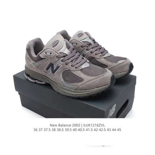 新百伦 New Balance 2002R 跑鞋 男女运动鞋厚底老爹鞋。沿袭了面世之初的经典科技，以 Encap 中底配以升级版 N-Ergy 缓震物料。鞋面则