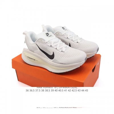 耐克 Nike Vomero 18 厚底增高老爹运动跑步鞋。全新 Vomero 提供比以往更多的緩衝效能以及該系列有史以來最高的鞋底高度，結合 Nike 的 Z