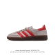 公司级 阿迪达斯 Adidas Handball Spezial 低帮三叶草学院风复古休闲板鞋 德训鞋 橡胶底柔软皮革经典运动鞋板鞋。圆头、缝合拼接设计、正面绑