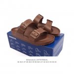 德国百年知名鞋履品牌 博肯Birkenstock 勃肯拖鞋系列凉拖鞋休闲沙滩凉鞋 Birkenstock勃肯德国进口男女款牛皮绒面革软底Arizona双扣拖鞋。