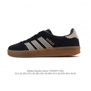 阿迪达斯 Adidas Originals Gazelle Indoor复古三叶草防滑透明橡胶板鞋经典运动鞋。这款经典鞋,忠于原版设计,缀撞色三条纹和鞋跟饰片。