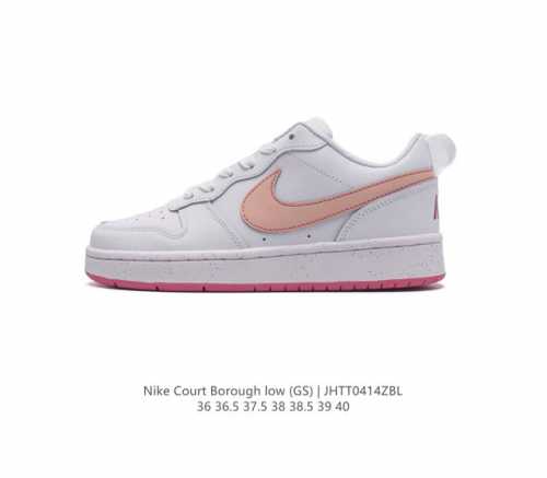 耐克 Nike 男女子运动鞋 Court Borough Low 小空军低帮板鞋。1.其皮革材质的鞋面结合网眼鞋舌，在出众外观与质感的同时提供稳固支撑，并且提升
