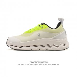 Loewe 罗意威 X On 昂跑全新合作系列运动鞋 时尚老爹鞋，品牌与瑞士高性能运动品牌On携手打造的此系列作品专为城市与户外生活而设，充分彰显蕴含可持续理念