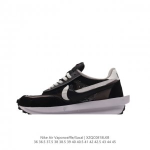 耐克 Sacai X Nike Vaporwaffle 华夫 走秀重磅联名运动跑步鞋 鞋款由pegasus与vaporfly两款鞋型的设计元素共同构建，鞋身材质