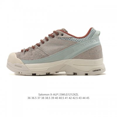 新品公司级 Salomon X-Alp是萨洛蒙推出的低帮越野跑步鞋系列，主打户外功能与城市休闲结合的设计。鞋面材质：采用麂皮拼接与织物组合，内里使用头层牛皮增强