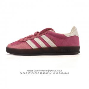 阿迪达斯 Adidas Originals Gazelle Indoor复古三叶草防滑透明橡胶板鞋经典运动鞋。这款经典鞋,忠于原版设计,缀撞色三条纹和鞋跟饰片。