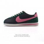 nike Classic Cortez Nylon 耐克阿甘鞋女子运动鞋。秉承元年款经典风格，糅合防水鞋面设计，令双足保持干爽舒适。防水锦纶鞋面强势抵御风雨侵袭