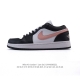 耐克 乔丹Air Jordan 1 Low Aj1 乔1 乔丹1代Aj1 低帮复古文化休闲运动篮球鞋。从1985 年面世的元年款汲取设计灵感，采用简洁大方的经典
