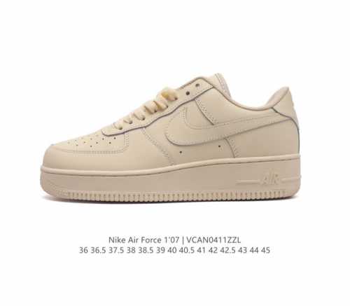 耐克 Nike Air Force 1 '07 Low 空军一号含气垫 低帮百搭厚底增高休闲运动板鞋。柔软、弹性十足的缓震性能和出色的中底设计，横跨复古与现代的