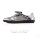 真标 阿迪达斯 德训鞋 经典复古低帮休闲运动慢跑鞋Wales Bonner X Adidas 2025 全新秋冬系列联名鞋款 经典运动板鞋。该鞋超大鞋舌采用皮革