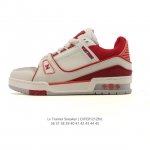 公司级 Lv Skate Sneaker 路易威登 2026年新款运动板鞋 蛇年限定 春夏秀场初次亮相，此次以粒面牛皮革焕新呈现。加垫鞋领和鞋舌援引滑板鞋设计，