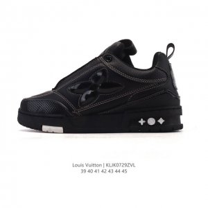 公司级 Lv Skate Sneaker 路易威登 2025年新款运动板鞋 蛇年限定 春夏秀场初次亮相，此次以粒面牛皮革焕新呈现。加垫鞋领和鞋舌援引滑板鞋设计，